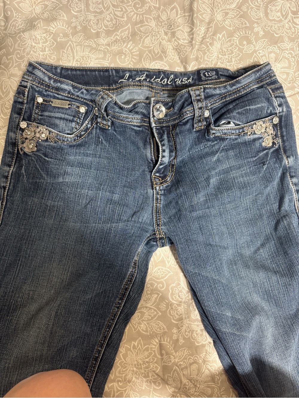 L.A. idol Women's Dark Blue Skinny Jeans with Silver Floral Embroidery